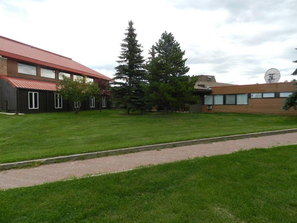 Slave Lake Inn And Conference Centre Exterior photo
